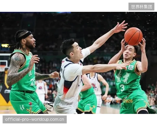 辽宁队外援莫兰德以后场篮板保护能力,有效支撑球队防守反击。 辽宁队外援莫兰德以后场篮板保护能力,有效支撑球队防守反击。